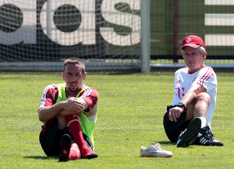 Anstrengender Tag für die Bayern-Kicker: Posing fürs Foto, dann gleich zum Training. Die Bilder von der Säbener