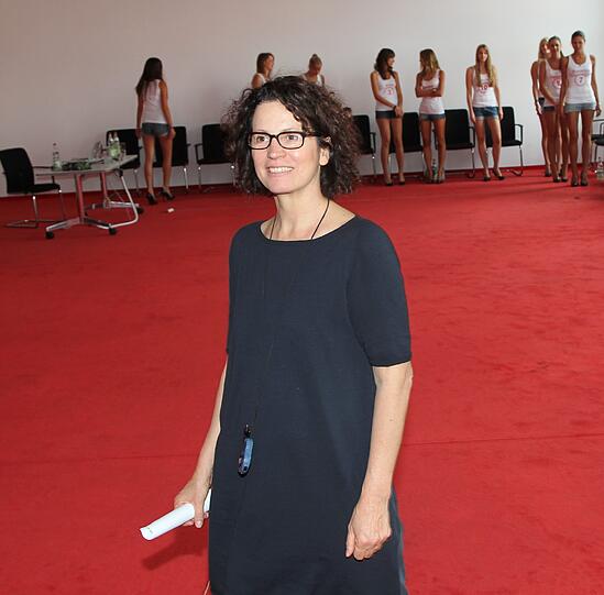 Unter dem kritischen Auge ihrer Trainerin Adeline lernen die Mädels alles, was sie beim Catwalk beachten müssen.