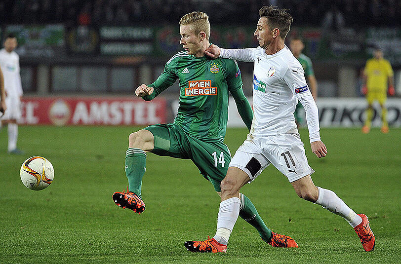 Rapid Wiens Florian Kainz (links) im Duell mit Milan Petrzela vom FC Viktoria Pilsen. Szewne aus dem Europa-League-Vorrundenspiel am 22. Oktober 2015.
