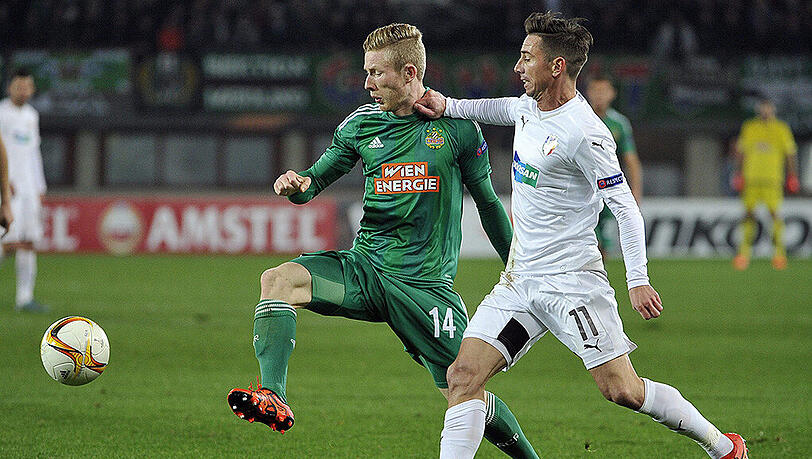 Rapid Wiens Florian Kainz (links) im Duell mit Milan Petrzela vom FC Viktoria Pilsen. Szewne aus dem Europa-League-Vorrundenspiel am 22. Oktober 2015. Rapid Wiens Florian Kainz (links) im Duell mit Milan Petrzela vom FC Viktoria Pilsen. Szewne aus dem Europa-League-Vorrundenspiel am 22. Oktober 2015.