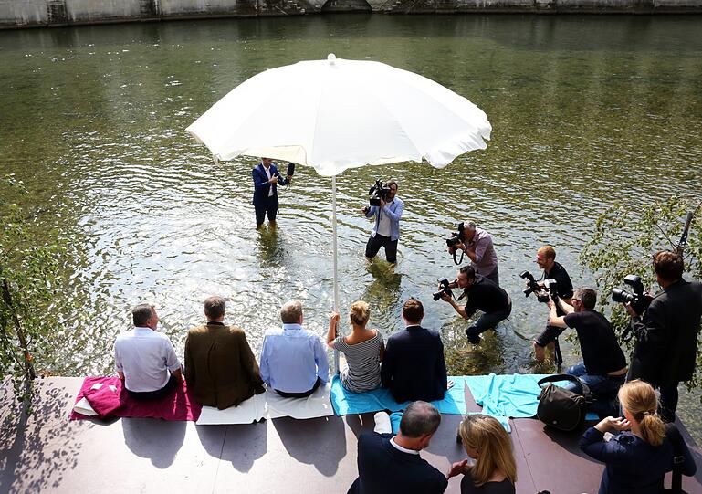 Richtig baden ist die CSU gar nicht gegangen. Hose, Hemd, mitunter auch die Jacke &ndash; all das blieb an der Isar am Dienstag brav an.