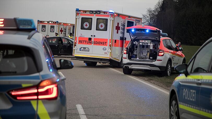 Der Audi-Fahrer erlag an der Unfallstelle seinen Verletzungen, die schwer verletzte Mini-Fahrerin kam ins Krankenhaus.