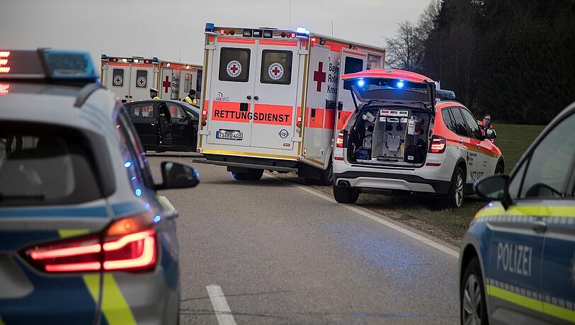 Der Audi-Fahrer erlag an der Unfallstelle seinen Verletzungen, die schwer verletzte Mini-Fahrerin kam ins Krankenhaus.