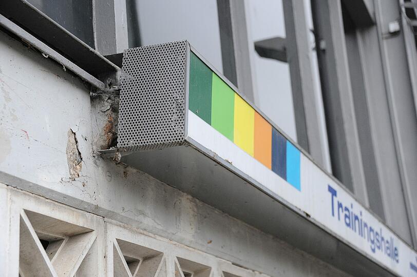 Ob das noch lange hält? Auch an der Eissporthalle bröckelt es schon bedrohlich.