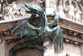 Eine Darstellung der Pest: Der Lindwurm am Marienplatz.