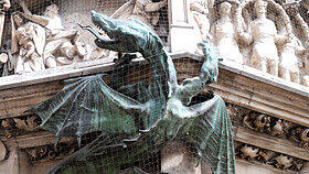 Eine Darstellung der Pest: Der Lindwurm am Marienplatz. Eine Darstellung der Pest: Der Lindwurm am Marienplatz.