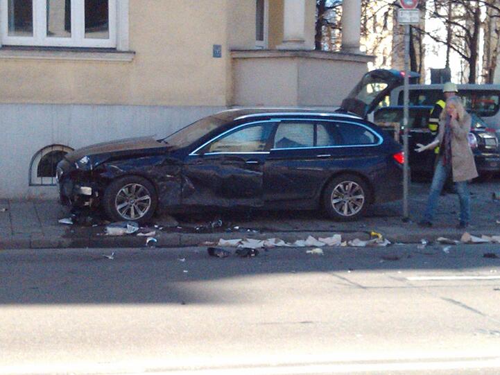 Der BMW ist stark beschädigt.
