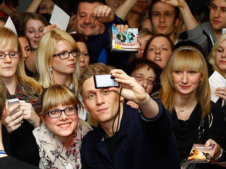 Matthias Schweighöfer mit Fans bei der Präsentation des Kinofilms "Vaterfreuden"