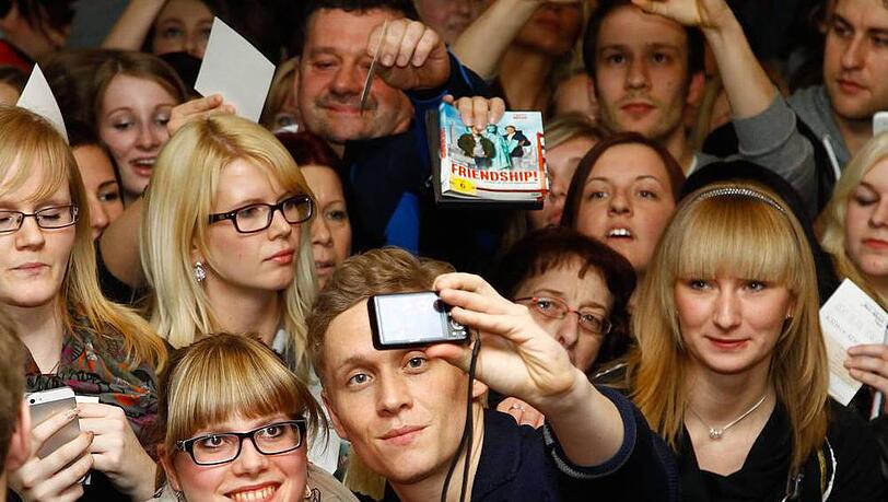 Matthias Schweighöfer mit Fans bei der Präsentation des Kinofilms "Vaterfreuden" Matthias Schweighöfer mit Fans bei der Präsentation des Kinofilms "Vaterfreuden"