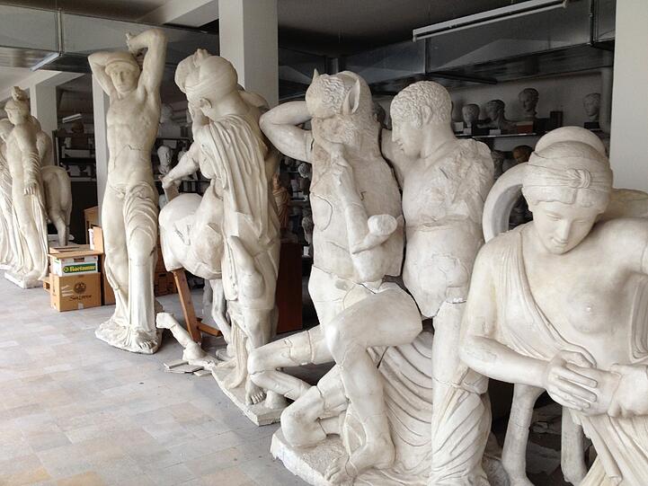 Das Figuren-Ensemble zeigt die Hochzeit eines griechischen Helden, die sehr schnell im Kampf endete.