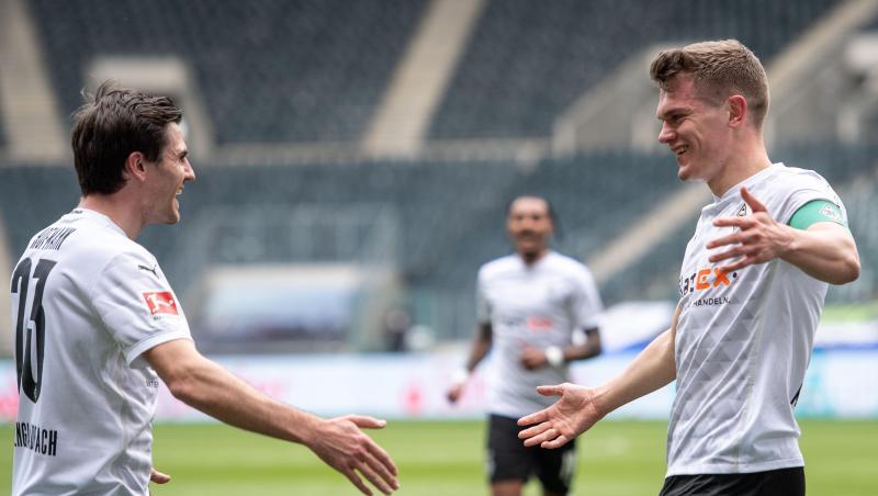 Freiburgs Roland Sallai (Mitte) jubelt nach seinem Tor zum 2:0 gegen Schalke.
