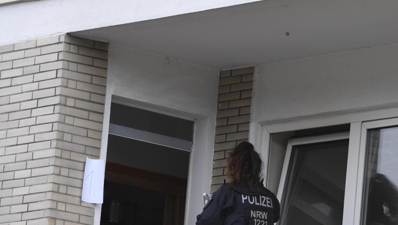 Ermittler durchsuchen ein Mehrfamilienhaus in Hagen.