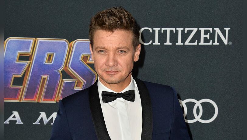 Jeremy Renner muss noch immer auf der Intensivstation liegen.