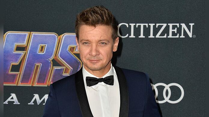 Jeremy Renner muss noch immer auf der Intensivstation liegen.