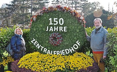 Friedhofs-Bloggerin Karin Kiradi mit dem Friedhofs-Vielbesucher Johannes Lex. Friedhofs-Bloggerin Karin Kiradi mit dem Friedhofs-Vielbesucher Johannes Lex.