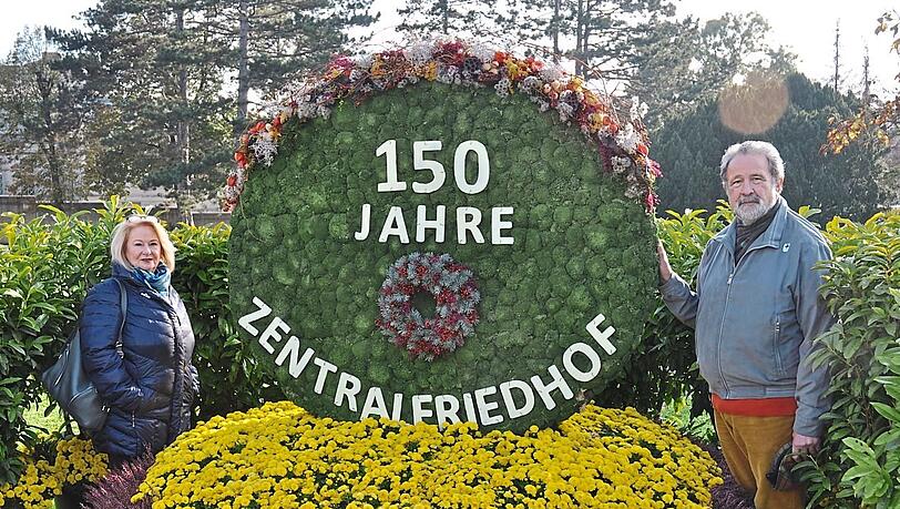 Friedhofs-Bloggerin Karin Kiradi mit dem Friedhofs-Vielbesucher Johannes Lex. Friedhofs-Bloggerin Karin Kiradi mit dem Friedhofs-Vielbesucher Johannes Lex.