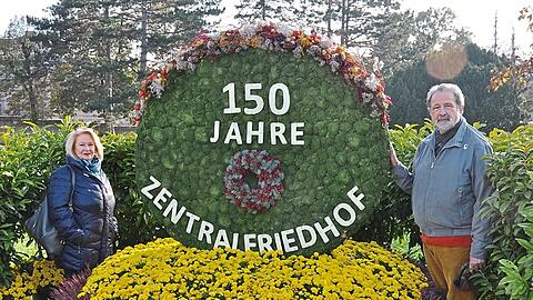 Friedhofs-Bloggerin Karin Kiradi mit dem Friedhofs-Vielbesucher Johannes Lex.