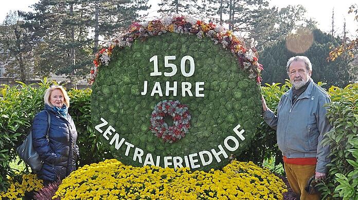 Friedhofs-Bloggerin Karin Kiradi mit dem Friedhofs-Vielbesucher Johannes Lex.