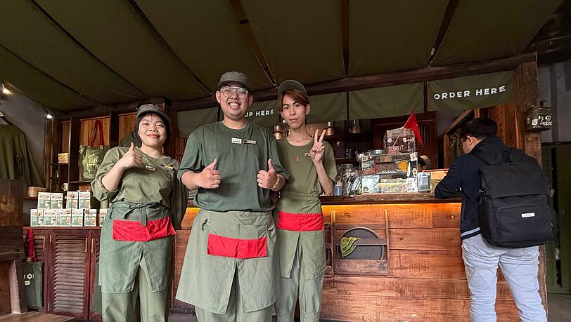Duc Anh Lee (Mitte) und seine Mitarbeiter sind stolz, im Cong Caphe zu arbeiten.