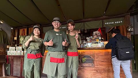 Duc Anh Lee (Mitte) und seine Mitarbeiter sind stolz, im Cong Caphe zu arbeiten.