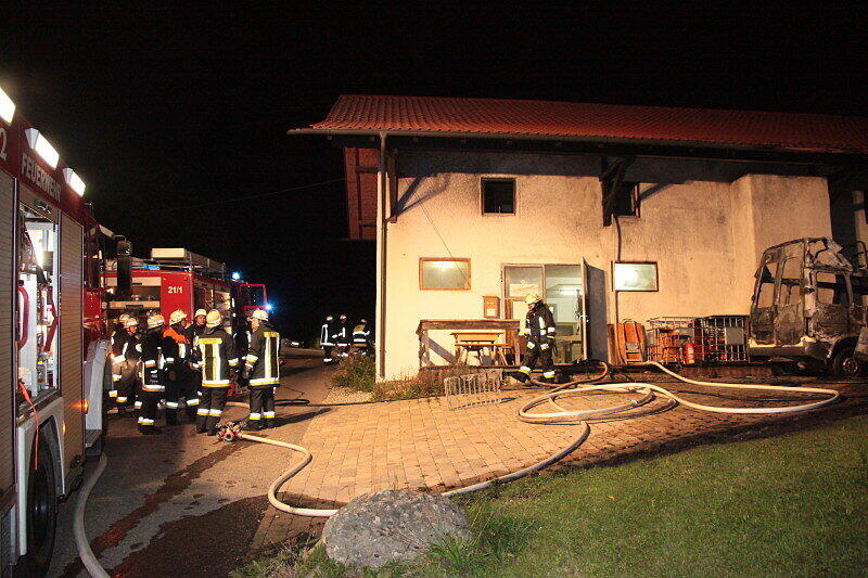Völlig ausgebrannt: In Tötenberg bei Aschau stand ein Klein-Lkw in Flammen. Als die Feuerwehren beim Fahrzeug eintrafen, stand es bereits voll in Brand. Die Ursache des Feuers war zum Montagmorgen noch unbekannt.
