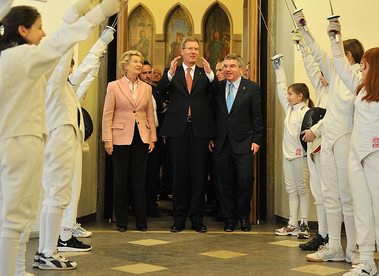 Dabei hatte er unerwähnt gelassen,
dass er den Kredit mit dessen Ehefrau schloss. Das bedauerte Wulff
am Donnerstag.