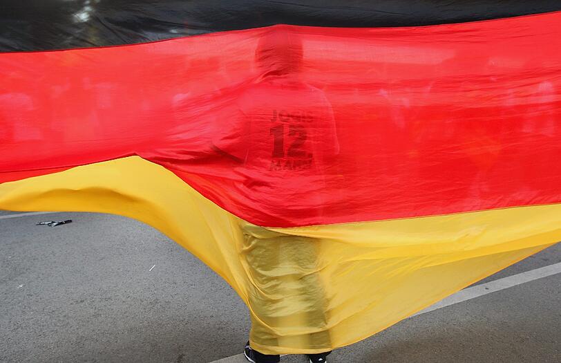Partystimmung beim Public Viewing! Die deutschen Fans feiern auf den Fanmeilen mit ihren Stars aus Jogis Elf - hier gibts die besten Bilder vom Rekordsieg!