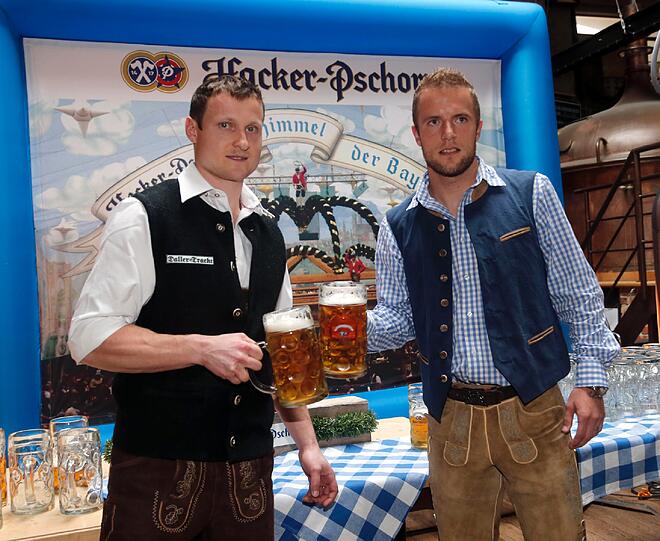 Die Pschorr Wiesn Champions: Der TSV 1860 und der EHC München haben sich in den Disziplinen Nageln, Anzapfen und Maßkrug-Stemmen gemessen. Die Bilder.