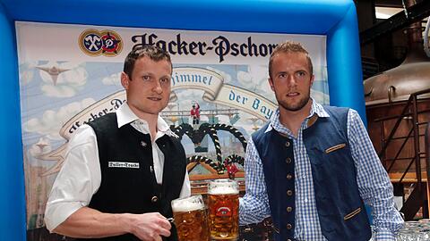 Die Pschorr Wiesn Champions: Der TSV 1860 und der EHC München haben sich in den Disziplinen Nageln, Anzapfen und Maßkrug-Stemmen gemessen. Die Bilder.