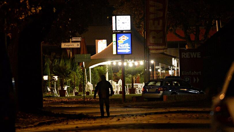 Nervenkrieg in Freiburg! Ein bewaffneter Mann hatte sich in einem Schnellimbiß zusammen mit zwölf Menschen verschanzt.