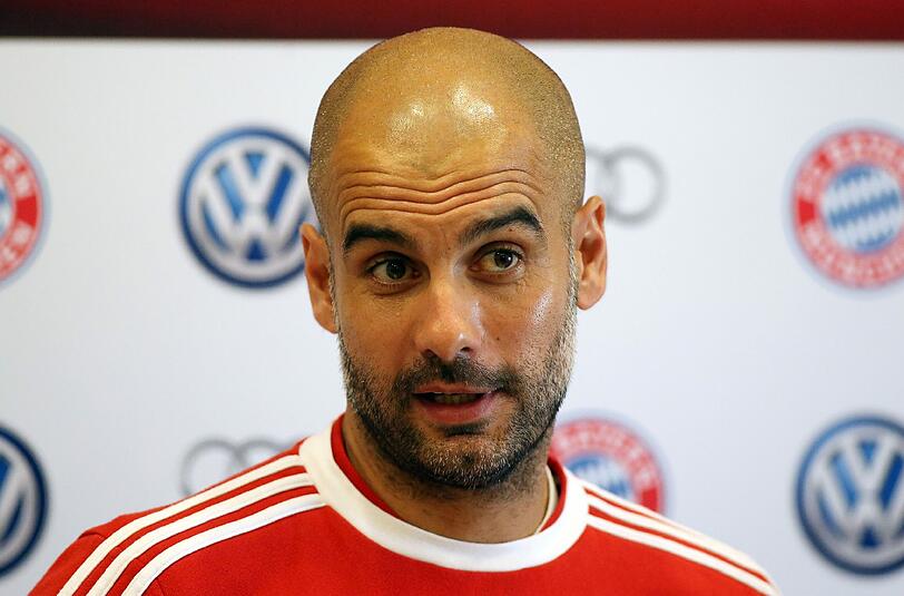 Pep Guardiola bei der Pressekonferenz in Doha.