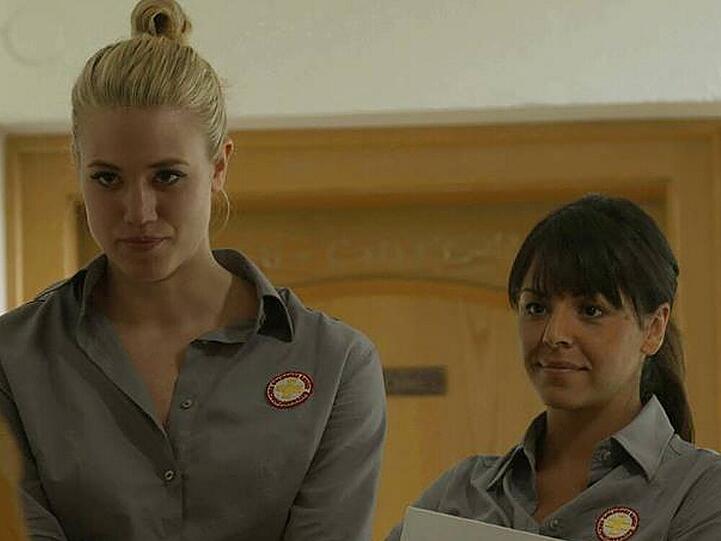 Larissa Marolt (l.) neben  ihrer Filmkollegin Marjan Shaki