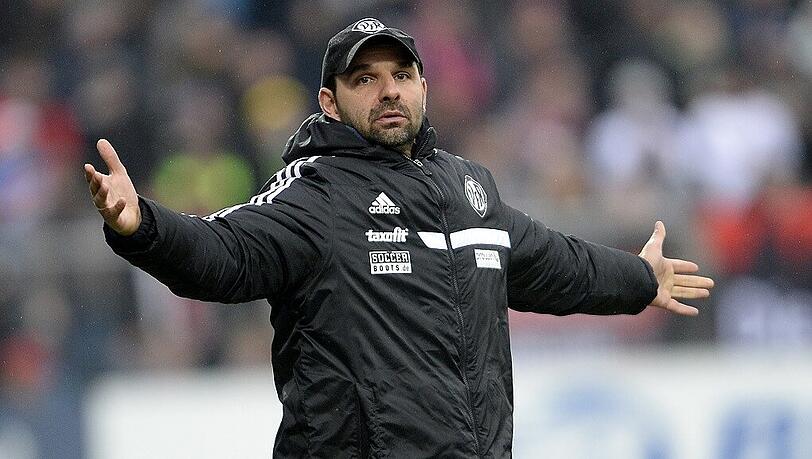 Stefan Ruthenbeck sieht sein Team beim TSV 1860 unter Druck. Stefan Ruthenbeck sieht sein Team beim TSV 1860 unter Druck.