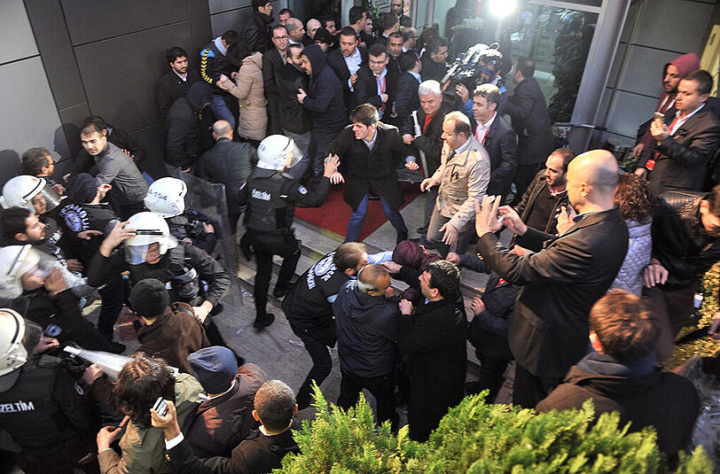 Die türkische Polizei stürmt das Gebäude der regierungskritischen Mediengruppe Koza Ipek in Istanbul. Die Bilder.