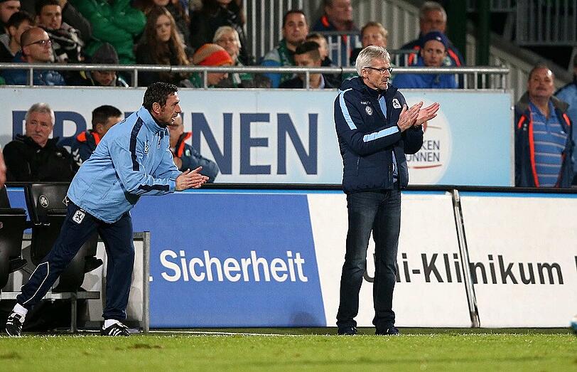 Kurios und bitter für Möhlmann zugleich: Den neuen Löwen-Coach erwischte es selbst, er musste sich einer Gallenblasen-OP unterziehen. Nachdem er sich bei seiner verunglückten Premiere gegen Führt (0:1) noch ander Seitenlinie quälte, übernahmen Torwart-Trainer Kurt Kowarz und Co-Trainer Sven Kmetsch.