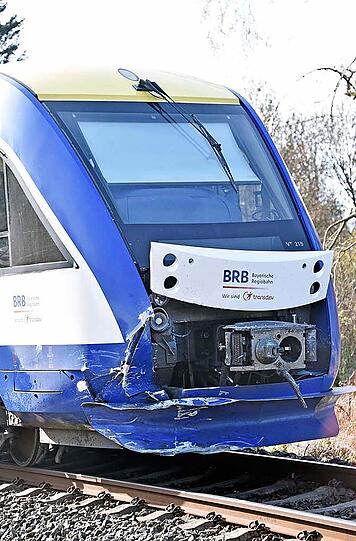 Der Regionalzug rammte den Wagen, als dieser gerade die Gleise überquerte. Beide Insassen starben noch am Unfallort.
