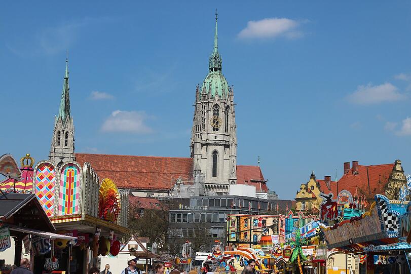 Karussel vor Kirche.