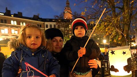 Leuchtende Augen und Lichterglanz: Beim Martinszug durch die Altstadt ging's vom Viktualienmarkt bis zum Dom. Der Breznreiter war auch dabei.