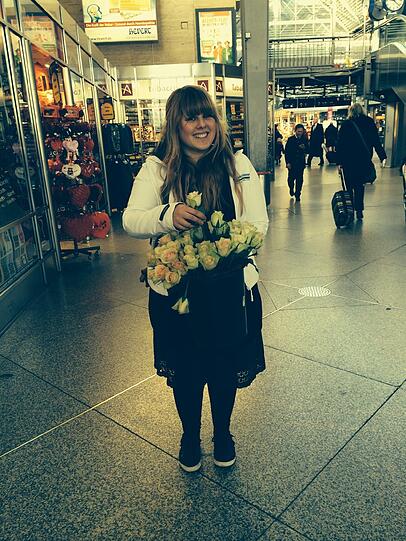 Auch Julia ist zufrieden. Von ein paar "Valentinstags-Muffeln" mal abgesehen würden sich die meisten Münchner freuen, sagt sie.