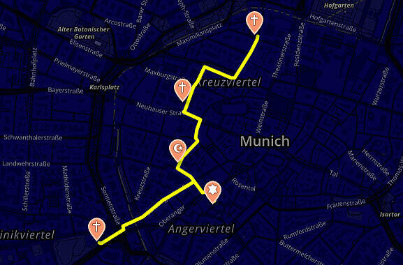 So verläuft die Route der Friedenskette: Salvatorkirche Salvatorstaße, Kardinal-Faulhaber-Straße, Promenadeplatz, Karmelitterstraße, Ettstraße, St. Michael Neuhauser Straße, Färbergraben, Münchner Forum für Islam Hotterstraße, Hackenstraße, Synagoge Ohel Jakob St.-Jakobs-Platz, Hackenstraße, Sendlingerstrasse, Sendlinger-Tor-Platz, St. Matthäus Nussbaumstraße