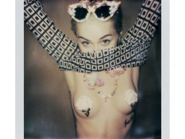 Dies ist einer der Polaroid-Schnappschüsse von Miley Cyrus, mit denen das "V Magazine" für seine neue Ausgabe wirbt