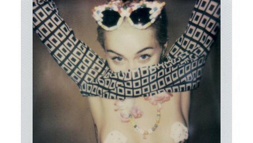 Dies ist einer der Polaroid-Schnappschüsse von Miley Cyrus, mit denen das "V Magazine" für seine neue Ausgabe wirbt Dies ist einer der Polaroid-Schnappschüsse von Miley Cyrus, mit denen das "V Magazine" für seine neue Ausgabe wirbt