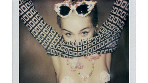 Dies ist einer der Polaroid-Schnappschüsse von Miley Cyrus, mit denen das "V Magazine" für seine neue Ausgabe wirbt