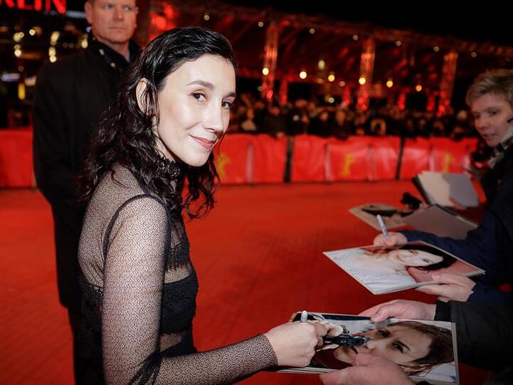 Sibel Kekilli schreibt Autogramme.