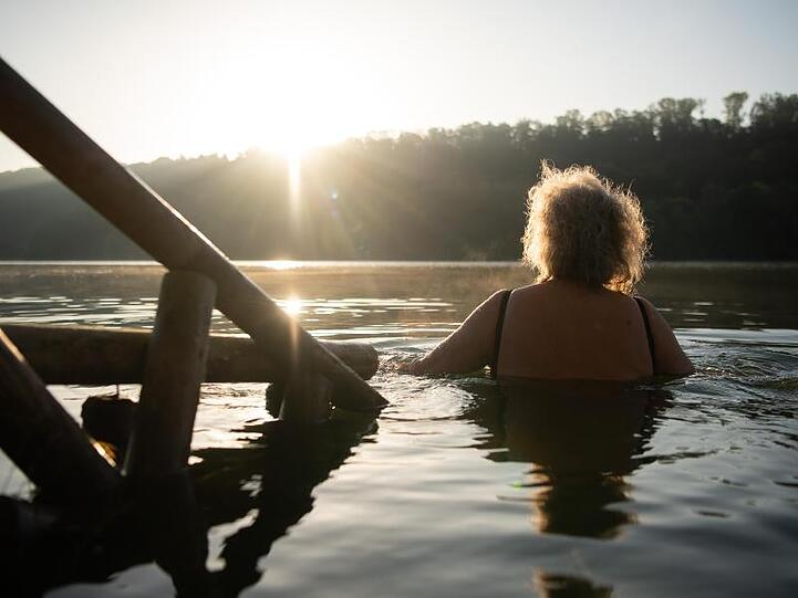 Damit dürfte es bald vorbei sein. Eine Frau geht im Kirchentellinsfurter Baggersee schwimmen.