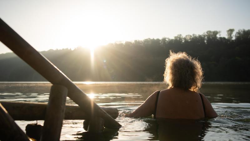 Damit dürfte es bald vorbei sein. Eine Frau geht im Kirchentellinsfurter Baggersee schwimmen. Damit dürfte es bald vorbei sein. Eine Frau geht im Kirchentellinsfurter Baggersee schwimmen.