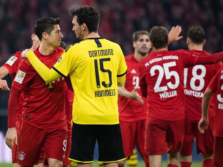 Münchens Robert Lewandowski (l.) und Dortmunds Mats Hummels verabschieden sich nach dem Spiel voneinander. Foto: Matthias Balk/dpa