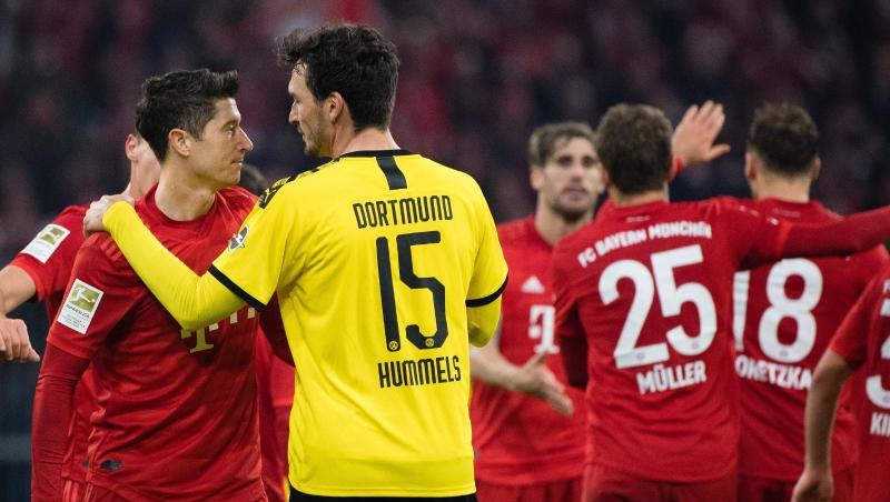 Münchens Robert Lewandowski (l.) und Dortmunds Mats Hummels verabschieden sich nach dem Spiel voneinander. Foto: Matthias Balk/dpa Münchens Robert Lewandowski (l.) und Dortmunds Mats Hummels verabschieden sich nach dem Spiel voneinander. Foto: Matthias Balk/dpa