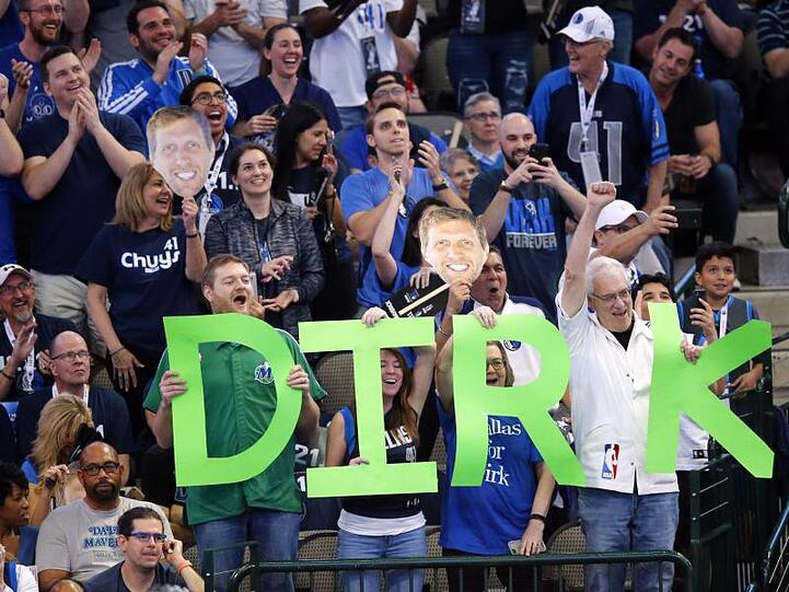 Fans der Dallas Mavericks feiern Dirk Nowitzki bei seinem letzten Heimspiel 2019.