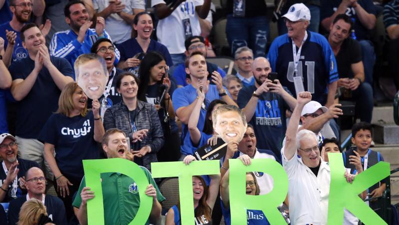 Fans der Dallas Mavericks feiern Dirk Nowitzki bei seinem letzten Heimspiel 2019.